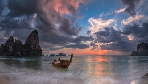 Обои облака, скалы, море, лодка, зарево, таиланд, краби, clouds, rocks, sea, boat, glow, thailand, krabi разрешение 2048x1160 Загрузить