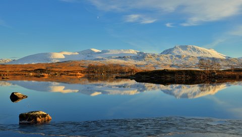 Обои небо, облака, озеро, горы, снег, камни, отражение, the sky, clouds, lake, mountains, snow, stones, reflection разрешение 3840x2400 Загрузить