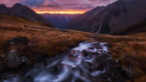 Обои небо, облака, река, горы, закат, ручей, поле, the sky, clouds, river, mountains, sunset, stream, field разрешение 2048x1365 Загрузить