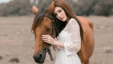 Обои лошадь, девушка, взгляд, волосы, лицо, конь, грива, азиатка, белое платье, white dress, horse, girl, look, hair, face, mane, asian разрешение 1944x1285 Загрузить