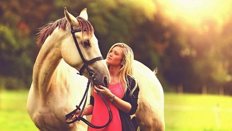 Обои лошадь, девушка, поза, блондинка, взгляд, лицо, конь, horse, girl, pose, blonde, look, face разрешение 1920x1086 Загрузить