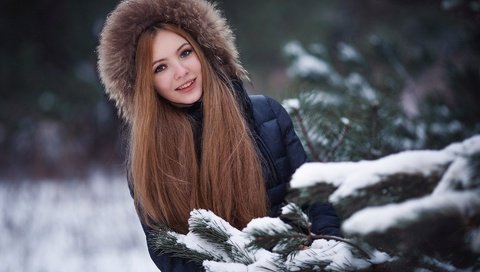 Обои снег, лицо, елка, длинные волосы, хвоя, зима, девушка, улыбка, ветки, взгляд, snow, face, tree, long hair, needles, winter, girl, smile, branches, look разрешение 1920x1280 Загрузить