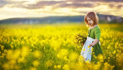 Обои цветы, настроение, девочка, прогулка, ребенок, flowers, mood, girl, walk, child разрешение 2880x1800 Загрузить