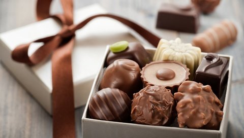 Обои конфеты, шоколад, бантик, коробочка, ассорти, candy, chocolate, bow, box, cuts разрешение 1920x1080 Загрузить