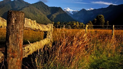 Обои трава, горы, природа, пейзаж, забор, мох, новая зеландия, grass, mountains, nature, landscape, the fence, moss, new zealand разрешение 2400x1451 Загрузить