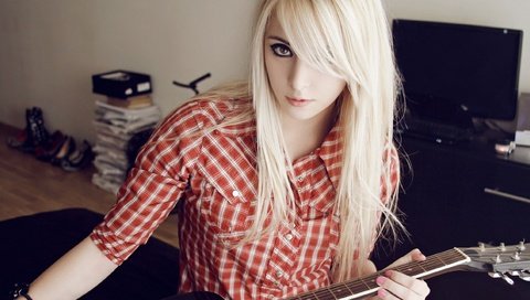 Обои девушка, блондинка, гитара, взгляд, комната, позирует, bessy, girl, blonde, guitar, look, room, posing разрешение 2560x1440 Загрузить