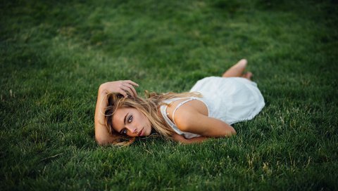 Обои трава, девушка, блондинка, взгляд, лежит, белое платье, grass, girl, blonde, look, lies, white dress разрешение 2048x1365 Загрузить