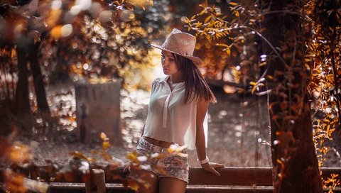 Обои деревья, девушка, осень, забор, блики, шляпа, шорты, trees, girl, autumn, the fence, glare, hat, shorts разрешение 2583x1722 Загрузить