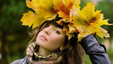 Обои листья, девушка, взгляд, осень, волосы, лицо, шарф, leaves, girl, look, autumn, hair, face, scarf разрешение 2560x1600 Загрузить