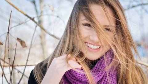 Обои девушка, улыбка, взгляд, осень, волосы, лицо, шарф, girl, smile, look, autumn, hair, face, scarf разрешение 6000x4000 Загрузить