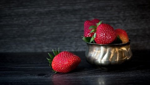 Обои металл, клубника, доски, темный фон, ягоды, миска, metal, strawberry, board, the dark background, berries, bowl разрешение 6016x3384 Загрузить