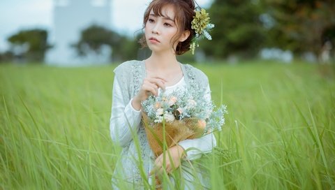 Обои цветы, трава, девушка, волосы, букет, губы, лицо, азиатка, flowers, grass, girl, hair, bouquet, lips, face, asian разрешение 2048x1367 Загрузить