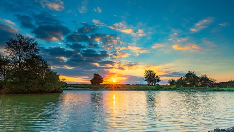 Обои небо, облака, деревья, вода, озеро, закат, солнечные лучи, the sky, clouds, trees, water, lake, sunset, the sun's rays разрешение 3095x2000 Загрузить