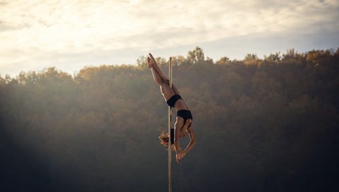 Обои девушка, поза, гимнастка, модель, фигура, шест, акробатика, girl, pose, gymnast, model, figure, pole, acrobatics разрешение 2000x1250 Загрузить