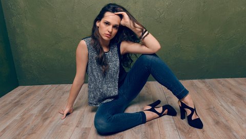 Обои девушка, взгляд, сидит, джинсы, волосы, лицо, на полу, girl, look, sitting, jeans, hair, face, on the floor разрешение 2000x1333 Загрузить