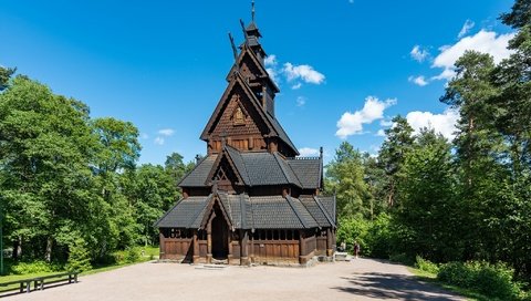 Обои небо, облака, деревья, церковь, норвегия, осло, norwegian folk museum, the sky, clouds, trees, church, norway, oslo разрешение 2048x1221 Загрузить