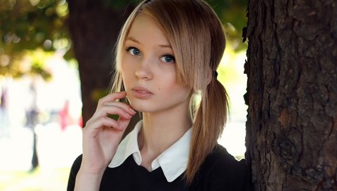 Обои дерево, девушка, портрет, взгляд, волосы, лицо, хвостики, tree, girl, portrait, look, hair, face, tails разрешение 1920x1280 Загрузить