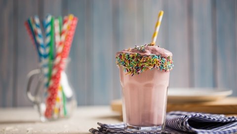 Обои ягоды, стакан, трубочка, молочный коктейль, berries, glass, tube, milkshake разрешение 2880x1800 Загрузить