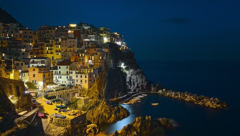 Обои ночь, огни, город, италия, манарола, etienne ruff, night, lights, the city, italy, manarola разрешение 1920x1200 Загрузить