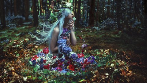 Обои цветы, kindra nikole, природа, of withering abundance, магия фантазия, лес, девушка, фантазия, модель, волосы, рога, flowers, delana nikole, nature, forest, girl, fantasy, model, hair, horns разрешение 2048x1353 Загрузить