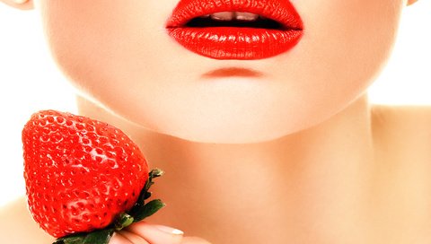 Обои девушка, ягода, клубника, модель, губы, лицо, белый фон, красная помада, girl, berry, strawberry, model, lips, face, white background, red lipstick разрешение 2048x1365 Загрузить