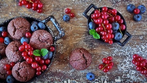 Обои ягоды, деревянная поверхность, черника, выпечка, десерт, сахарная пудра, смородина, кексы, маффины, berries, wooden surface, blueberries, cakes, dessert, powdered sugar, currants, cupcakes, muffins разрешение 2048x1365 Загрузить