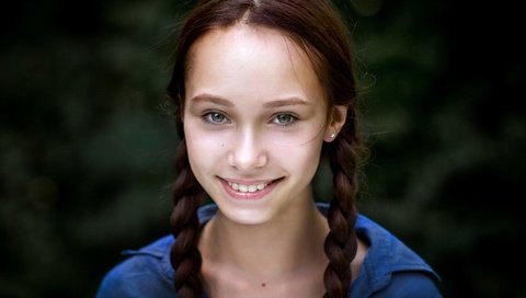 Обои улыбка, взгляд, девочка, волосы, лицо, косички, юля, smile, look, girl, hair, face, braids, julia разрешение 3872x2592 Загрузить