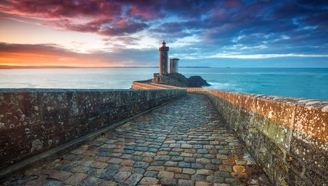 Обои небо, дорога, облака, море, маяк, горизонт, брусчатка, the sky, road, clouds, sea, lighthouse, horizon, pavers разрешение 1920x1208 Загрузить