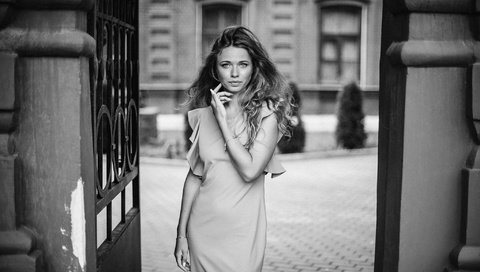 Обои девушка, платье, взгляд, чёрно-белое, волосы, лицо, girl, dress, look, black and white, hair, face разрешение 2048x1363 Загрузить