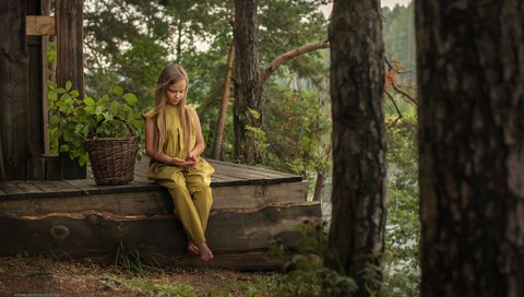 Обои деревья, лес, взгляд, дети, девочка, корзина, ребенок, trees, forest, look, children, girl, basket, child разрешение 2200x1469 Загрузить