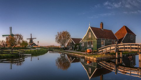 Обои herman van den berge, вода, zaanse schans, отражение, деревня, канал, мельница, дома, нидерланды, голландия, water, reflection, village, channel, mill, home, netherlands, holland разрешение 1920x1283 Загрузить