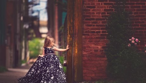 Обои платье, стена, дети, девочка, ребенок, кирпич, meg bitton, dress, wall, children, girl, child, brick разрешение 2048x1358 Загрузить