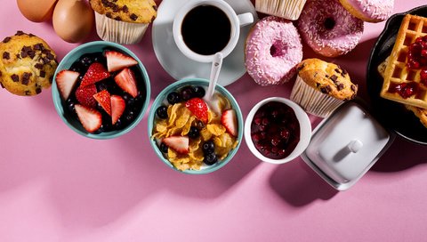 Обои клубника, кофе, ягоды, черника, завтрак, пончики, кексы, strawberry, coffee, berries, blueberries, breakfast, donuts, cupcakes разрешение 5184x3456 Загрузить