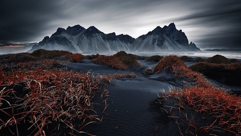 Обои небо, горы, природа, пейзаж, исландия, темно, vestrahorn islande, the sky, mountains, nature, landscape, iceland, dark разрешение 1920x1282 Загрузить