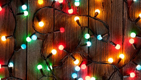Обои новый год, рождество, огоньки, гирлянда, деревянная поверхность, evgeny karandaev, new year, christmas, lights, garland, wooden surface разрешение 3840x2400 Загрузить