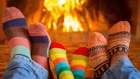 Обои настроение, огонь, ноги, камин, семья, носки, носочки, mood, fire, feet, fireplace, family, socks разрешение 2880x1800 Загрузить