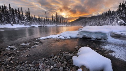 Обои небо, зима, облака, деревья, река, снег, природа, камни, лес, the sky, winter, clouds, trees, river, snow, nature, stones, forest разрешение 1920x1200 Загрузить