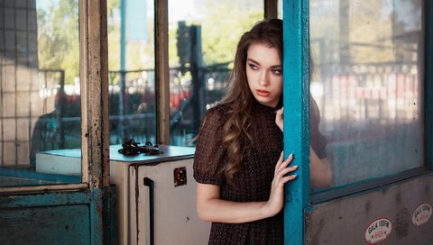 Обои девушка, настроение, взгляд, дверь, модель, волосы, лицо, girl, mood, look, the door, model, hair, face разрешение 2048x1344 Загрузить