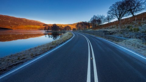 Обои небо, дорога, озеро, горы, отражение, пейзаж, the sky, road, lake, mountains, reflection, landscape разрешение 2048x1346 Загрузить