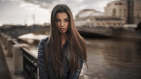 Обои девушка, взгляд, лицо, длинные волосы, кожаная куртка, girl, look, face, long hair, leather jacket разрешение 2048x1152 Загрузить