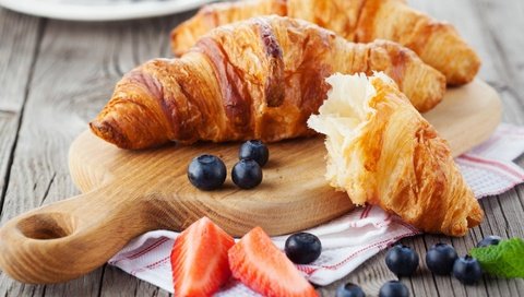 Обои клубника, ягоды, черника, выпечка, десерт, круассаны, strawberry, berries, blueberries, cakes, dessert, croissants разрешение 2000x1319 Загрузить