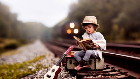 Обои дорога, шляпа, железная дорога, чемодан, рельсы, lilia alvarado, гитара, поезд, ребенок, мальчик, книга, road, hat, railroad, suitcase, rails, guitar, train, child, boy, book разрешение 2048x1433 Загрузить