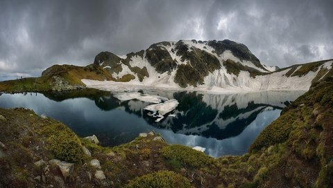 Обои озеро, горы, снег, отражение, лёд, болгария, краси матаров, lake, mountains, snow, reflection, ice, bulgaria, materov. разрешение 2033x1080 Загрузить