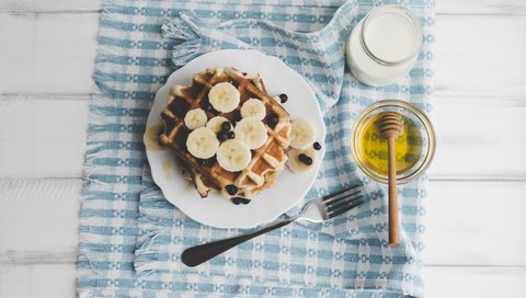 Обои ягоды, черника, завтрак, молоко, мед, банан, вафли, berries, blueberries, breakfast, milk, honey, banana, waffles разрешение 5760x3840 Загрузить