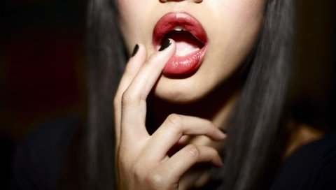 Обои девушка, губы, лицо, макияж, красная помада, длинные волосы, girl, lips, face, makeup, red lipstick, long hair разрешение 2560x1600 Загрузить