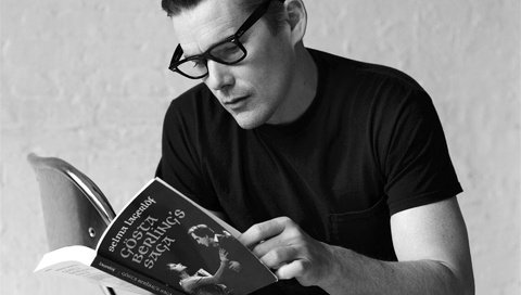 Обои очки, чёрно-белое, актёр, книга, итан хоук, glasses, black and white, actor, book, ethan hawke разрешение 1920x1440 Загрузить