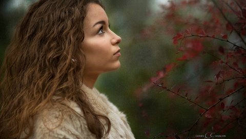 Обои девушка, настроение, ветки, взгляд, профиль, волосы, лицо, girl, mood, branches, look, profile, hair, face разрешение 2048x1365 Загрузить