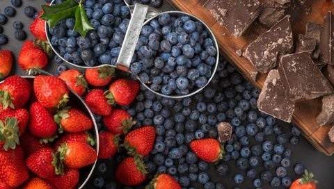 Обои клубника, ягоды, черника, шоколад, strawberry, berries, blueberries, chocolate разрешение 2500x1668 Загрузить