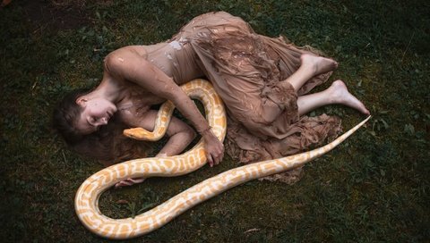 Обои девушка, платье, модель, змея, рептилия, закрытые глаза, aleah michele, girl, dress, model, snake, reptile, closed eyes разрешение 2048x1365 Загрузить