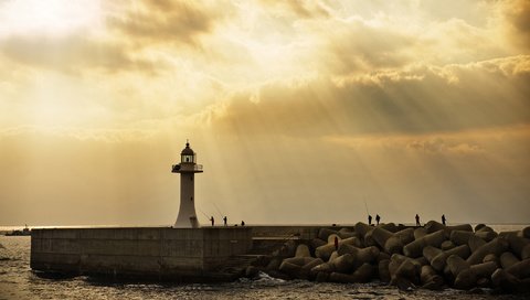 Обои небо, волны, море, маяк, лучи солнца, пристань, рыбалка, рыбаки, the sky, wave, sea, lighthouse, the rays of the sun, marina, fishing, fishermen разрешение 1920x1080 Загрузить